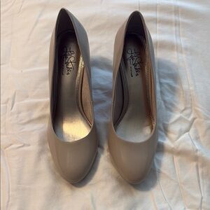 Life Stride Taupe Classic Pumps
